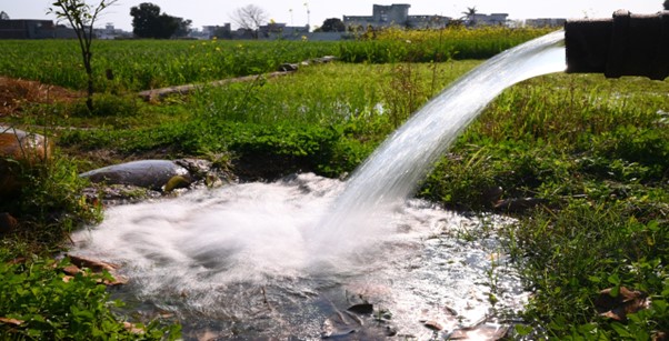 This photo shows a solar water pump installed in a field, demonstrating its application in agricultural irrigation