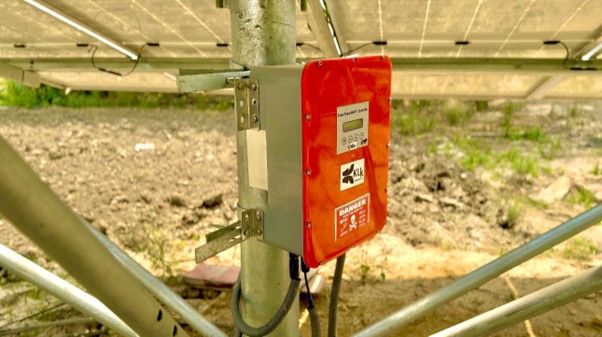 This photo shows a solar water pump installed in a field, demonstrating its application in agricultural irrigation